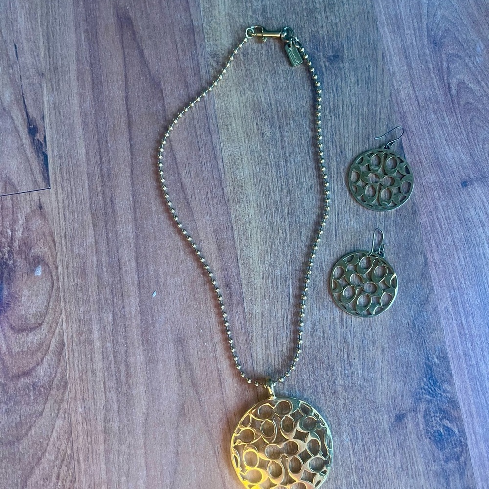 Elegant Gold Necklace and Earring Set